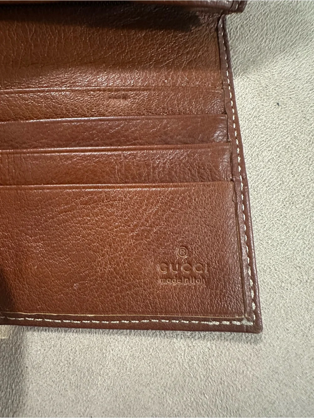 Gucci signature gg